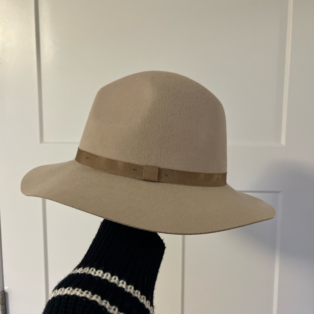 Classic Wide-Brim Felt Fedora Hat in Beige- Aritzia